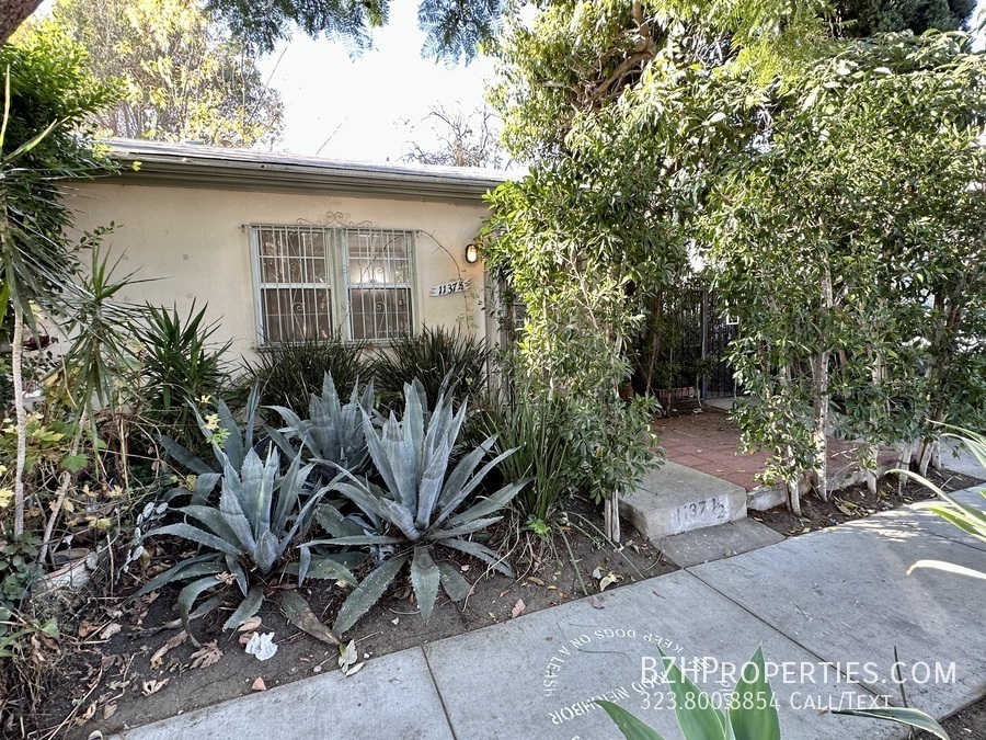 Foto principal - Serene WeHo Oasis - Your Perfect 1-Bedroom...