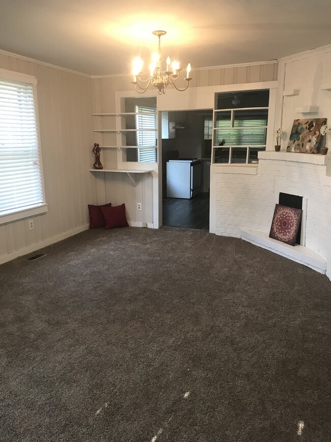 Building Photo - SPACIOUS 2 Bed House w/ detached garage storage area! DEPOSIT-FREE Renting option thru OBLIGO! De...