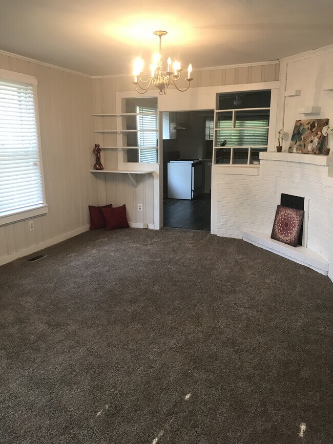 Foto del edificio - SPACIOUS 2 Bed House w/ detached garage storage area! DEPOSIT-FREE Renting option thru OBLIGO! De...