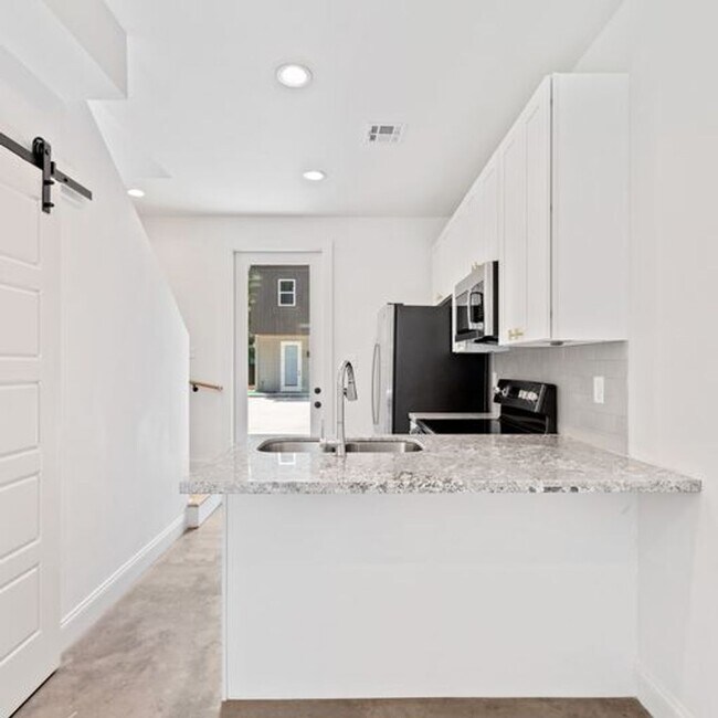 Foto del edificio - Fully Furnished Short Term Rental Near SLCC!