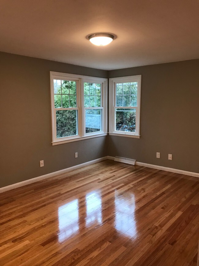 Sala de estar con mucha luz natural. - 19 Geraldine Ave