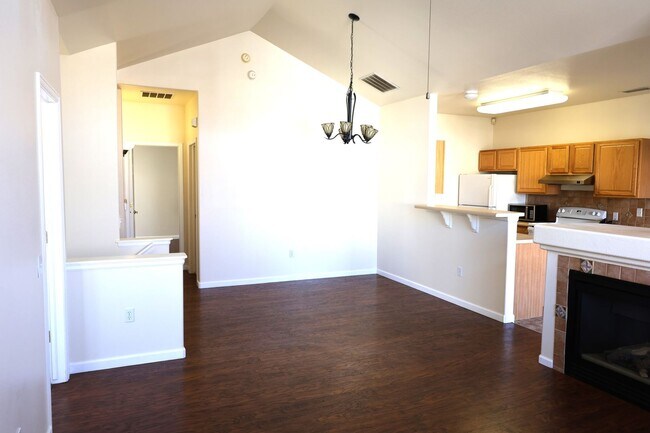 Foto del edificio - CUTE, CUTE, CUTE 3 BDRM TOWNHOME WITH GAS FIREPLACE!