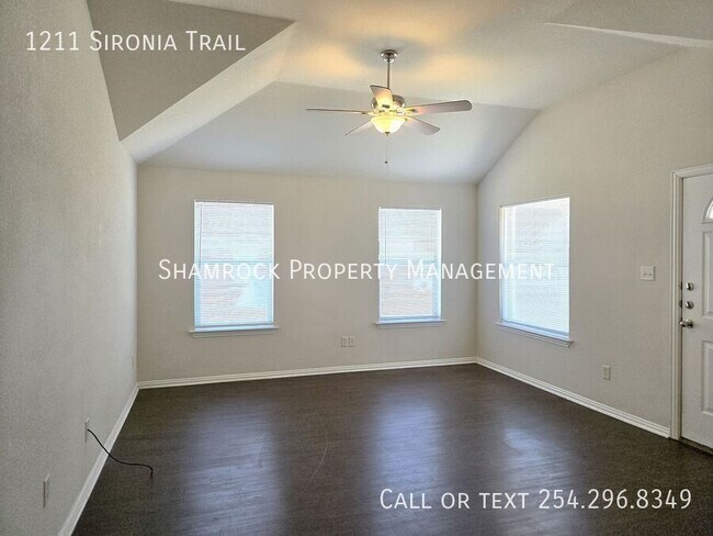 Building Photo - 3/2 Duplex- Convenient to Waco & McGregor
