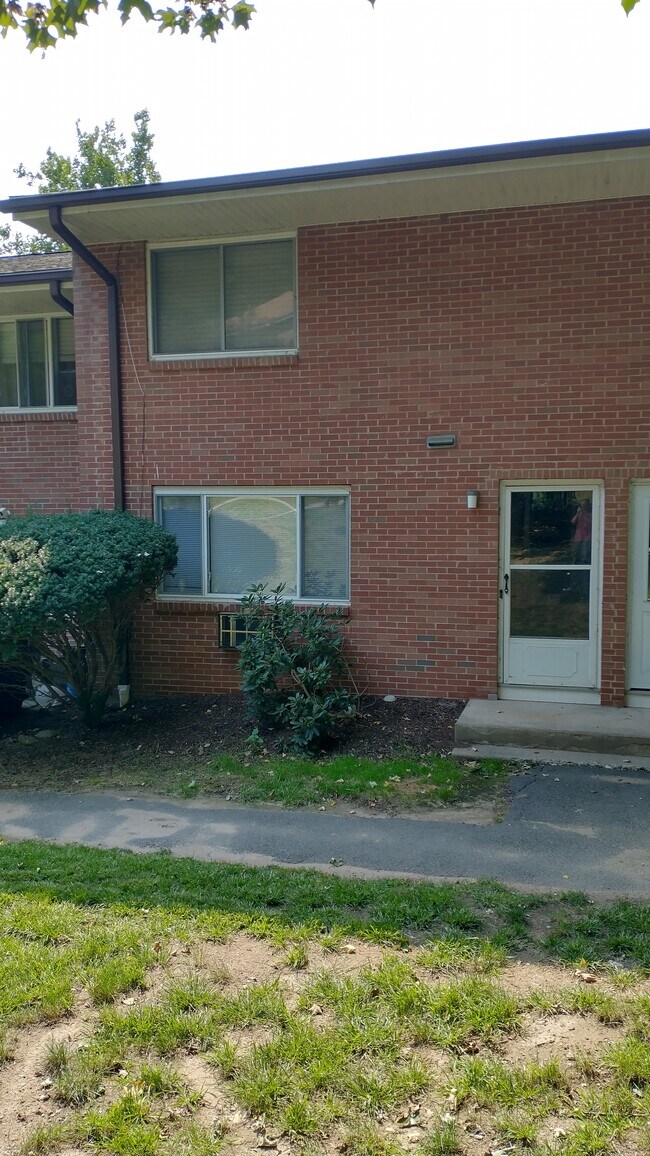 Building Photo - 1668 Farmington Ave