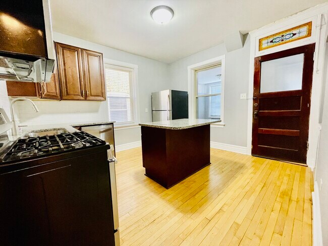 Building Photo - 3330 N Avers Ave