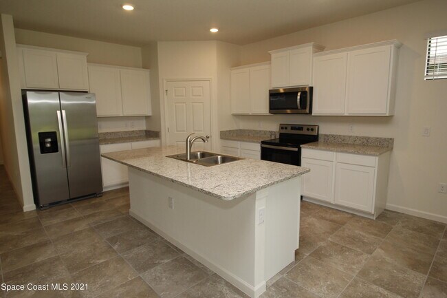 Foto del edificio - 896 Old Country Rd S E