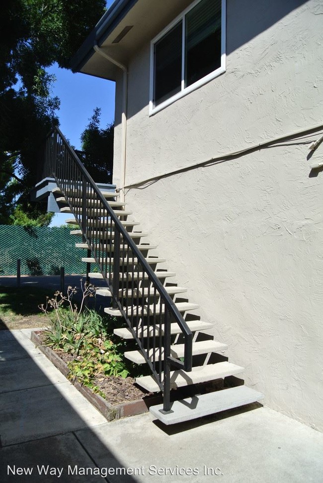 Building Photo - 2 br, 1 bath House - 1216 Sycamore Drive #4