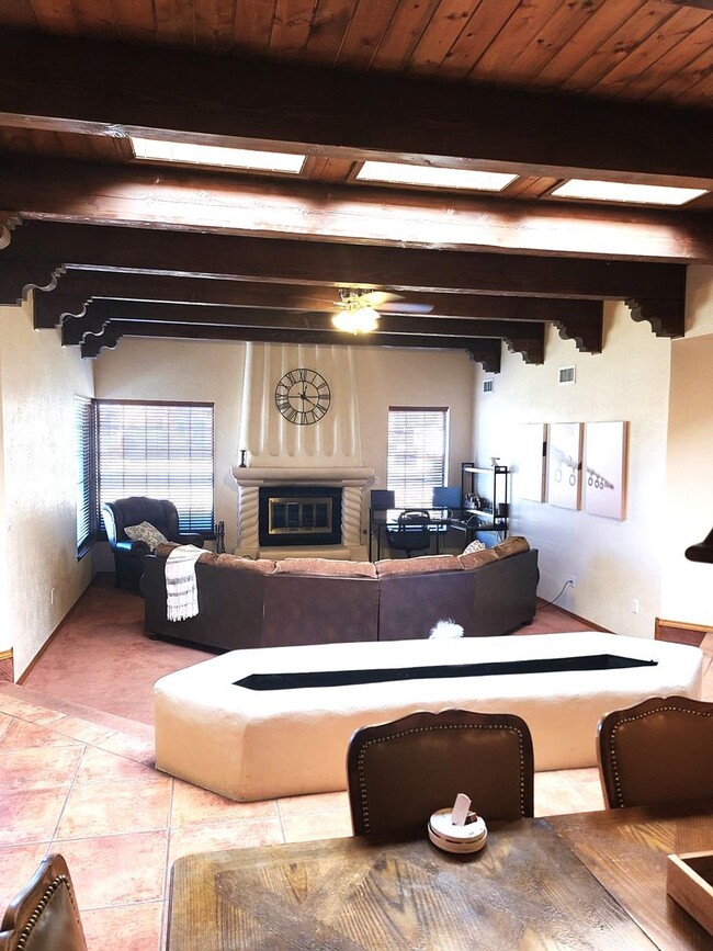 Building Photo - BEAUTIFUL HOME IN A PRIME LOCATION | Showings Coming soon!