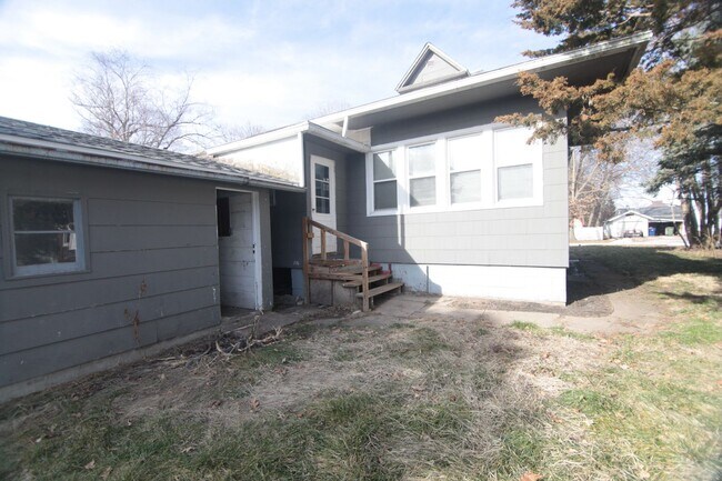 Building Photo - Charm, Convenience, and Pet-Friendly Livin...