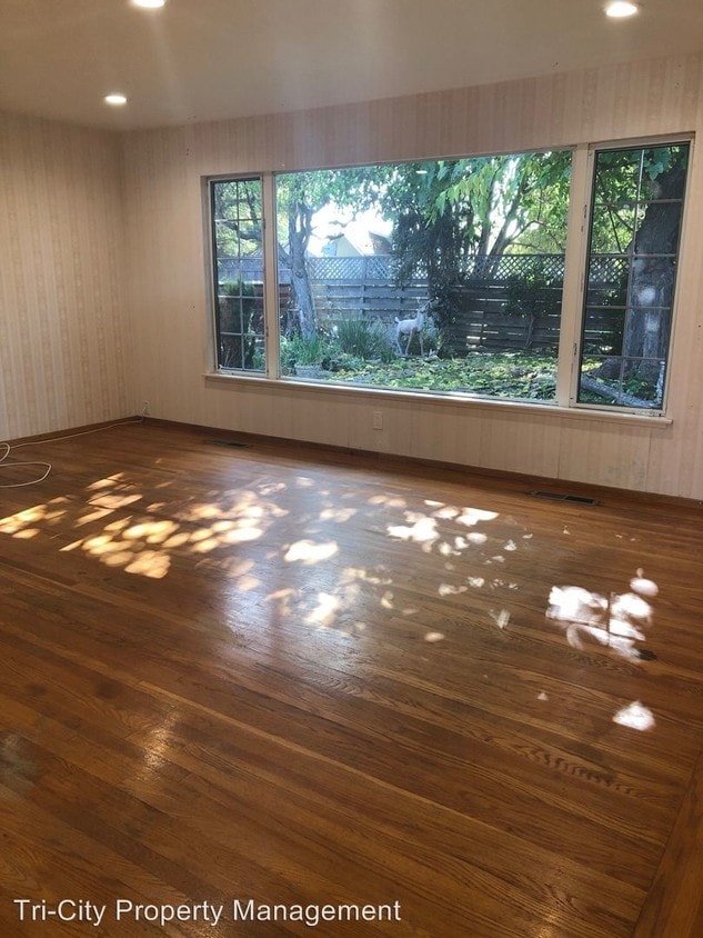 Primary Photo - 3 br, 2 bath House - 37721 Farwell Drive