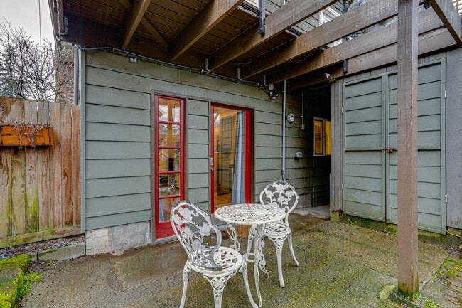 Foto del edificio - 10052 Interlake Ave N