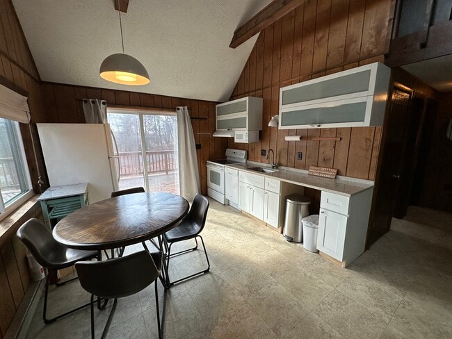 Building Photo - 142 Motega Dr