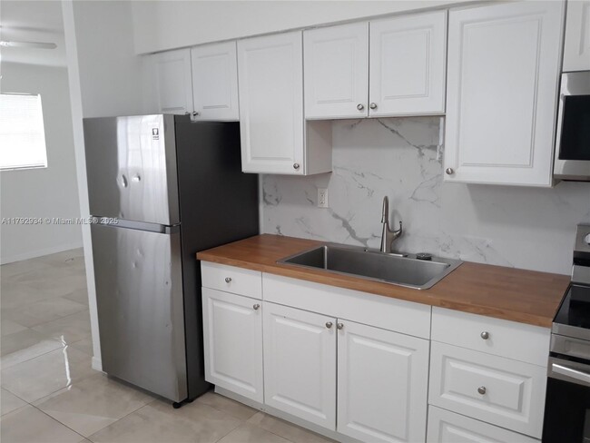 Foto del edificio - 605 NW 4th Ct