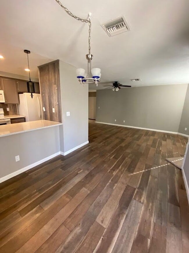 Foto del edificio - 2 bedroom 2 bath condo located in Colorado Bay! All appliances included! Gated community features...