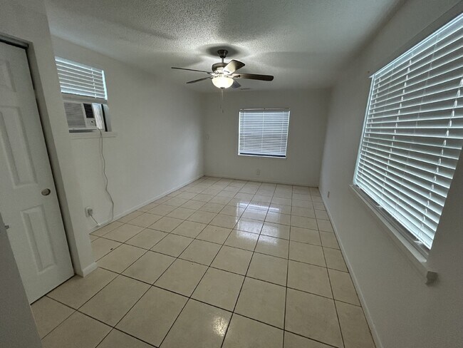 Building Photo - "Charming 3-Bedroom Home in St. Petersburg with Spacious 1,199 Sq Ft Layout!"