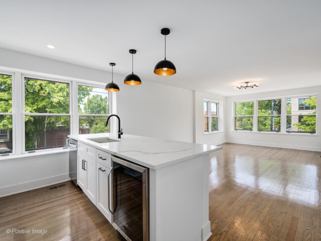 Foto del edificio - 3557 N Bell Ave