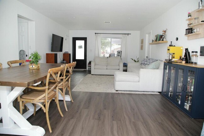 Foto del edificio - 6451 Pershing St