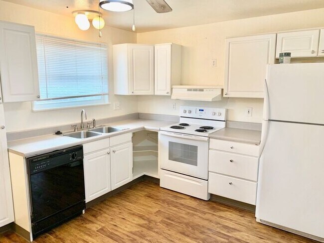 Foto del edificio - Spacious 3 Bedroom 2 Bath Ranch Style Home...