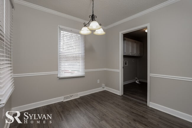 Building Photo - Spacious 2 Story Home