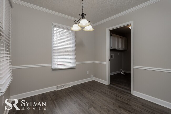 Foto del edificio - Spacious 2 Story Home