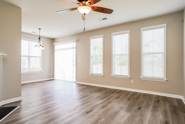 Foto del edificio - 229 Haywood Ln