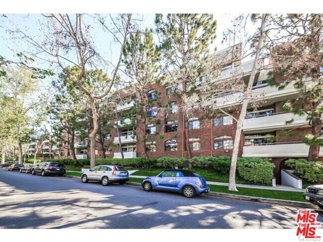 Foto del edificio - 200 N Swall Dr