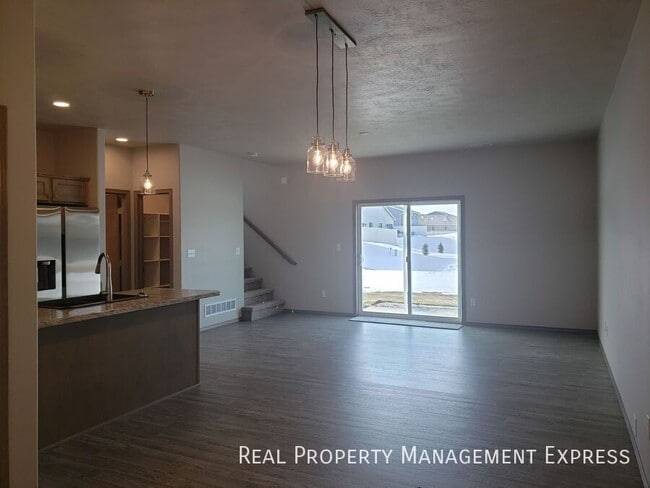 Building Photo - 3 Bedroom 2.5 Bathroom Townhome with a Bal...