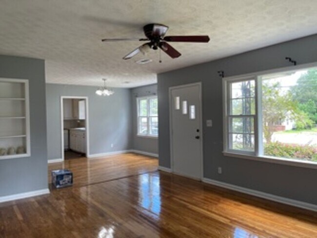 Building Photo - 604 Crossley Ave