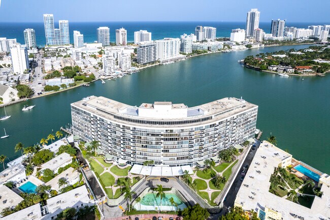 Building Photo - 900 Bay Dr