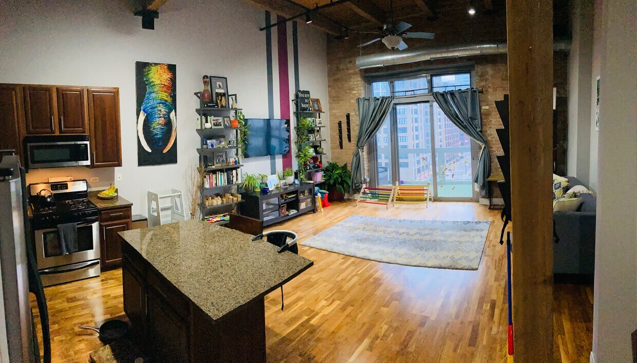 Primary Photo - 770 W Gladys Ave
