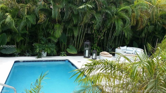 Foto del edificio - 5650 Pine Tree Dr