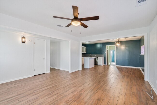 Building Photo - 1301 E 2nd St