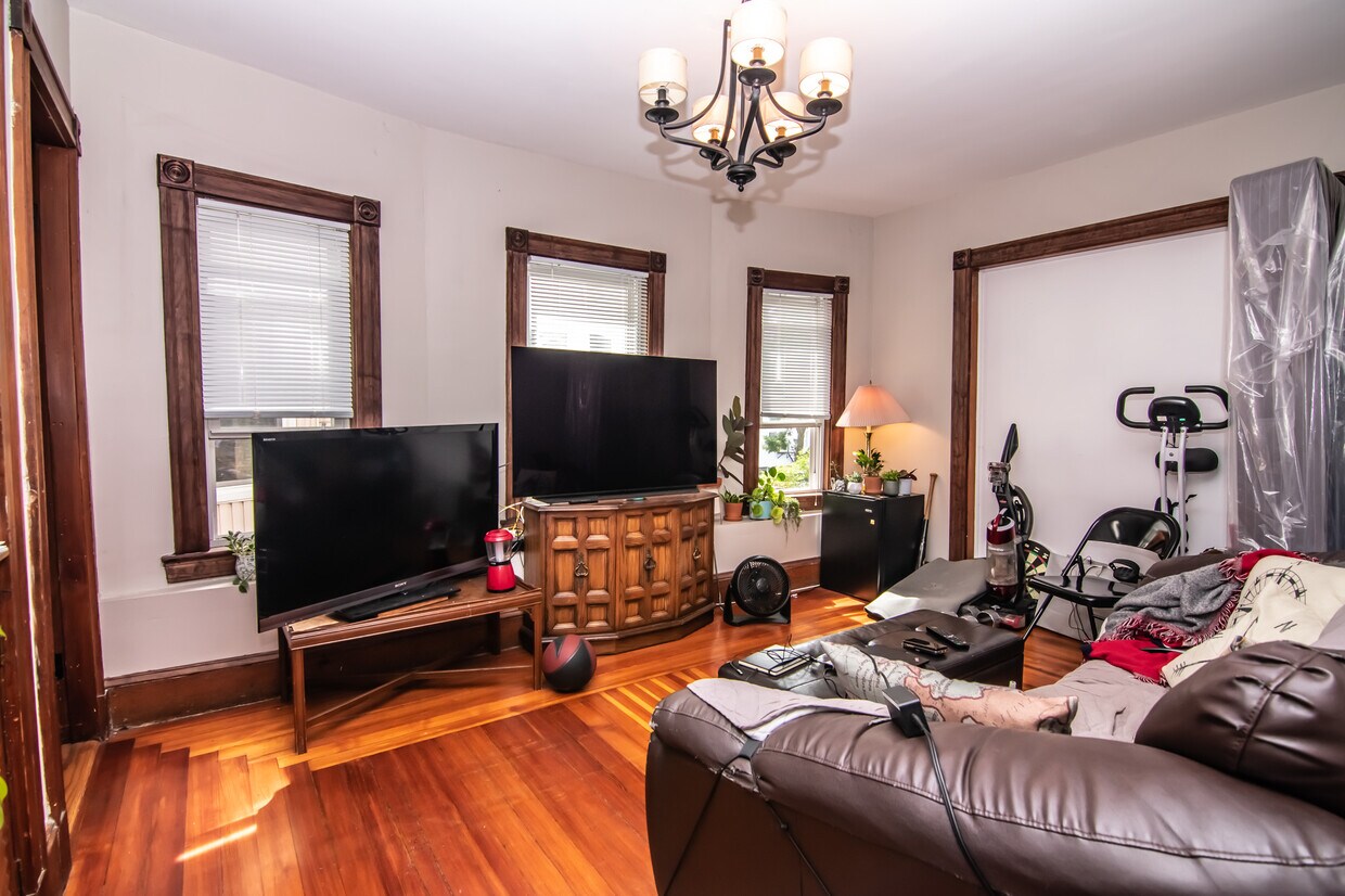 Primary Photo - 21 Craigie St