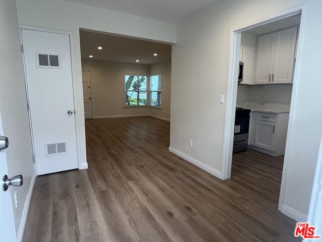 Building Photo - 4127 W Toluca Lake Ave