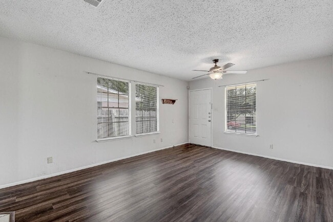 Foto del edificio - 4806 Russet Hill Dr