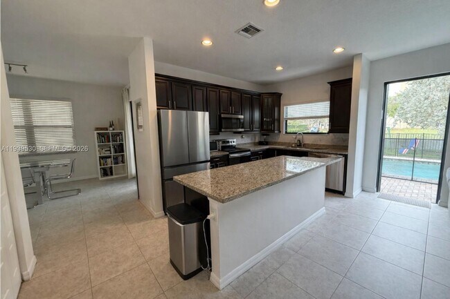 Foto del edificio - 909 NE 193rd Terrace