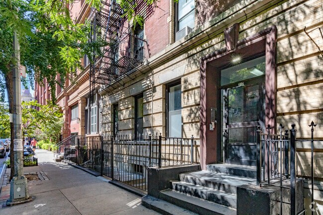 Entrada - 217 E 22nd St