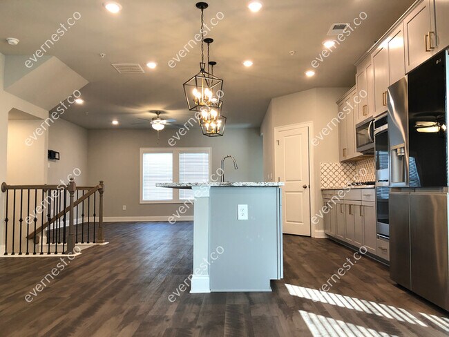 Building Photo - Beautiful Tri-level Executive End Unit 4 Bed/ 3.5 Bath townhome!  Coming Soon!