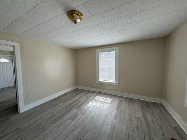 Foto del edificio - 118 N Fowler Ave