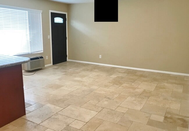 Foto del edificio - Beautiful and Spacious Apartment in Gated ...