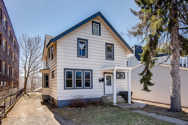 Foto del edificio - 906 St Clair Ave