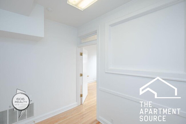 Building Photo - 1550 W 95th St