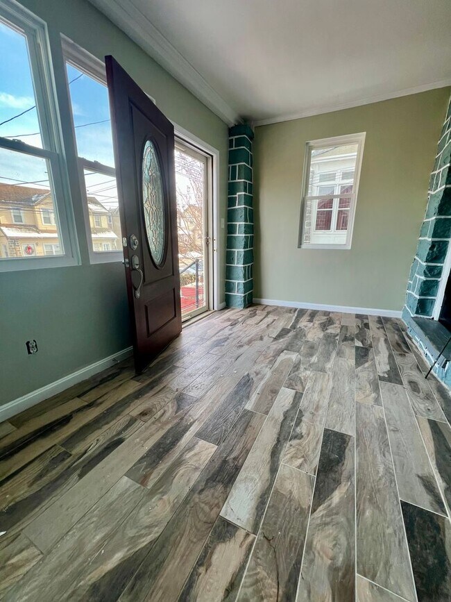 Foto del edificio - Gorgeous 4-Bedroom Twin Home in Upper Darby! Available NOW!