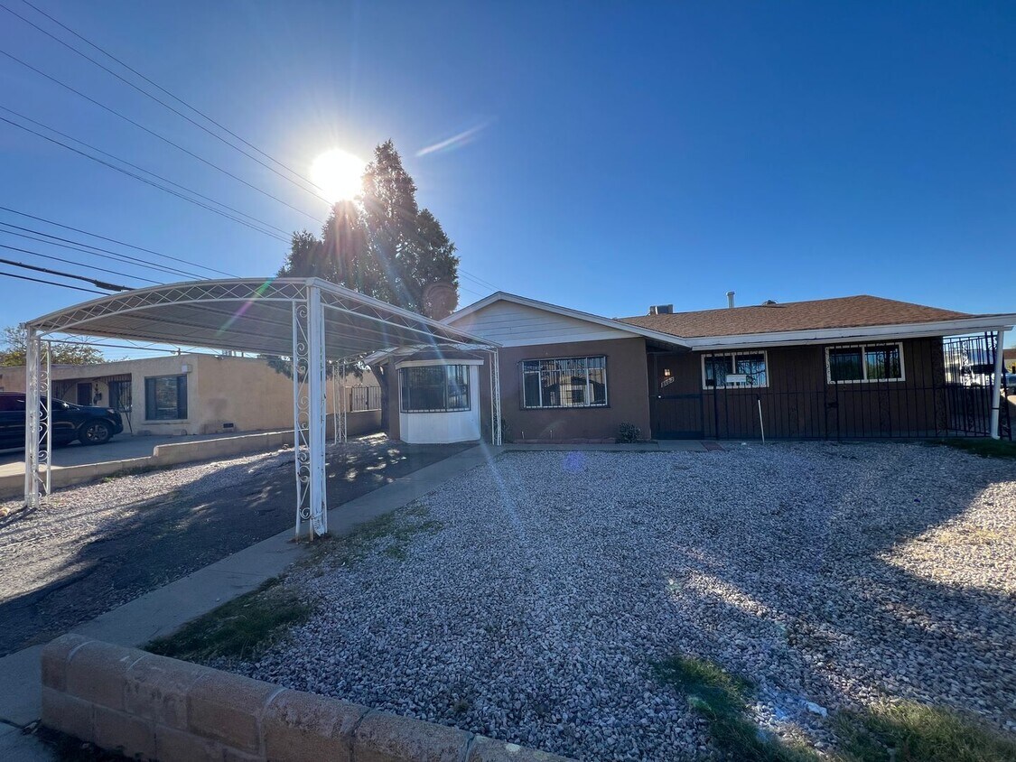 Foto principal - 4 Bedroom Home Available Near Comanche Rd ...