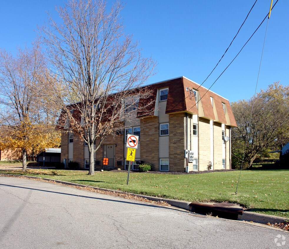 Building Photo - 137 Lemans Dr