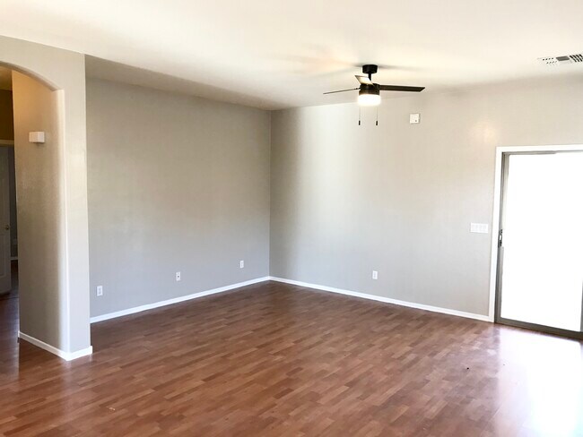 Open concept - 9004 W Fullam St