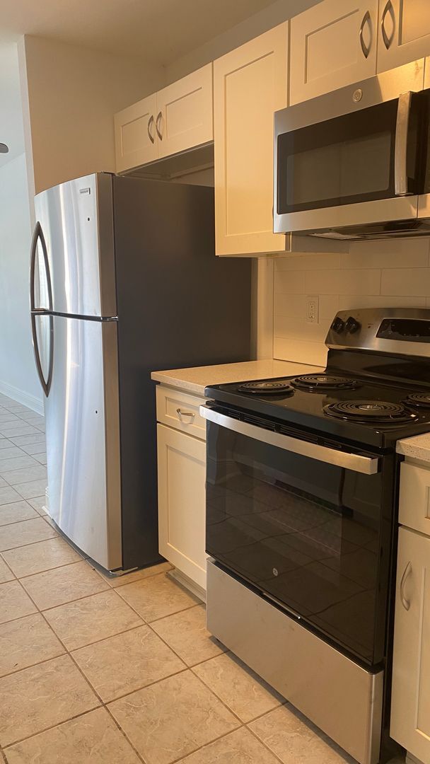 Building Photo - Fully Remodeled 2/2 Villa, Stainless, Granite Fully Tiled! WIFI Included!