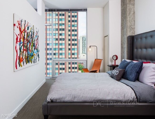 Building Photo - 1 br, 1 bath Apartment - 721 N La Salle St