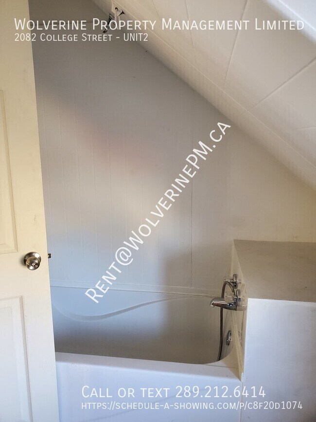 Photo du bâtiment - Near the center of town but also on the ed...
