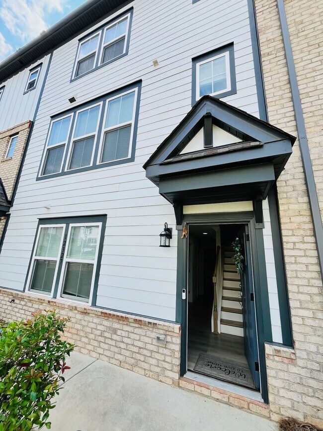 Foto del edificio - Beautiful 4BR Townhouse in Ballantyne